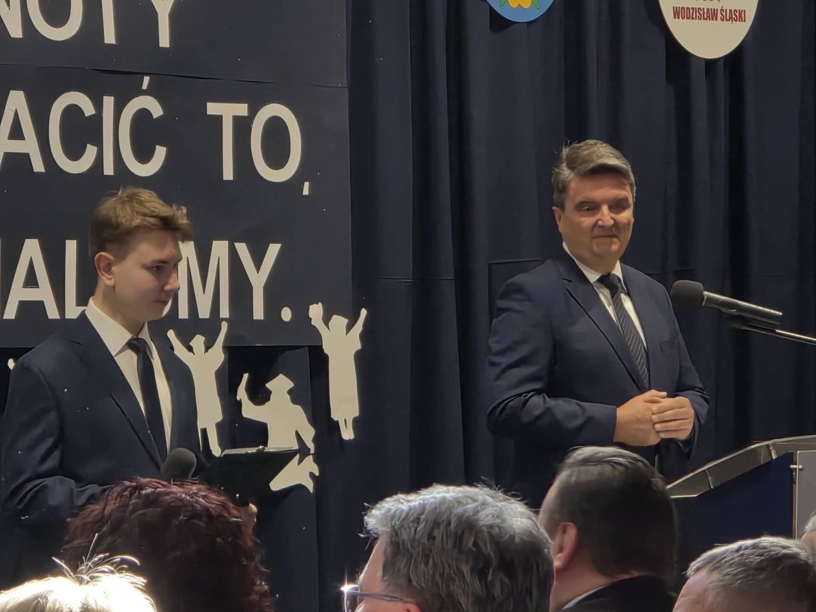 Zdjęcie w galerii na portalu naszwodzislaw.com: Ostatni dzwonek i nowy początek. Maturzyści szkół powiatu wodzisławskiego żegnają szkołę wiadomości z regionu