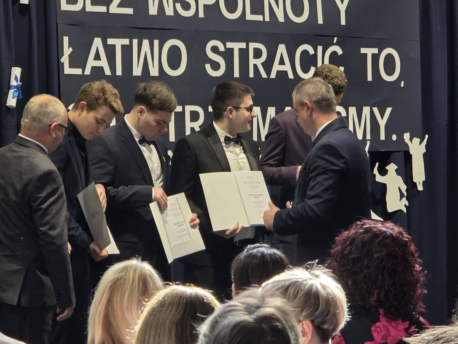 Zdjęcie w galerii na portalu naszwodzislaw.com: Ostatni dzwonek i nowy początek. Maturzyści szkół powiatu wodzisławskiego żegnają szkołę wiadomości z regionu