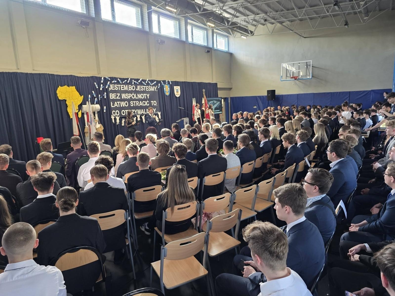 Zdjęcie w galerii na portalu naszwodzislaw.com: Ostatni dzwonek i nowy początek. Maturzyści szkół powiatu wodzisławskiego żegnają szkołę wiadomości z regionu