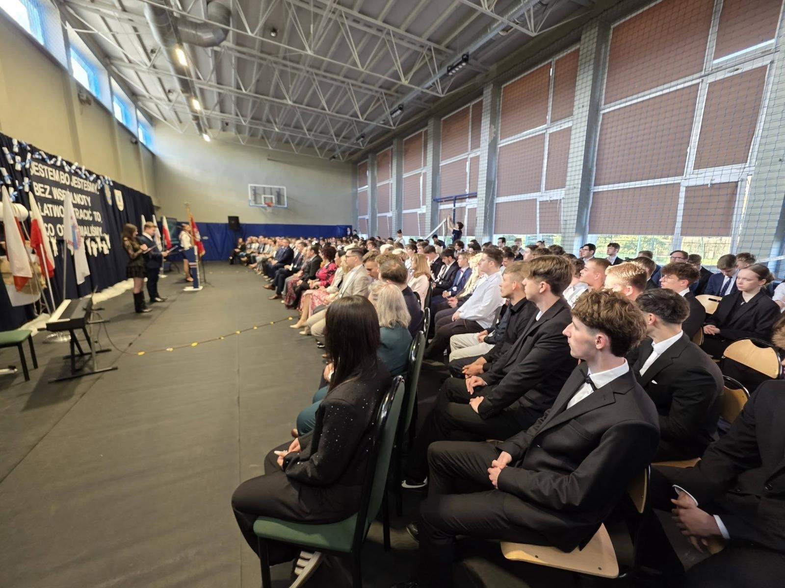 Zdjęcie w galerii na portalu naszwodzislaw.com: Ostatni dzwonek i nowy początek. Maturzyści szkół powiatu wodzisławskiego żegnają szkołę wiadomości z regionu