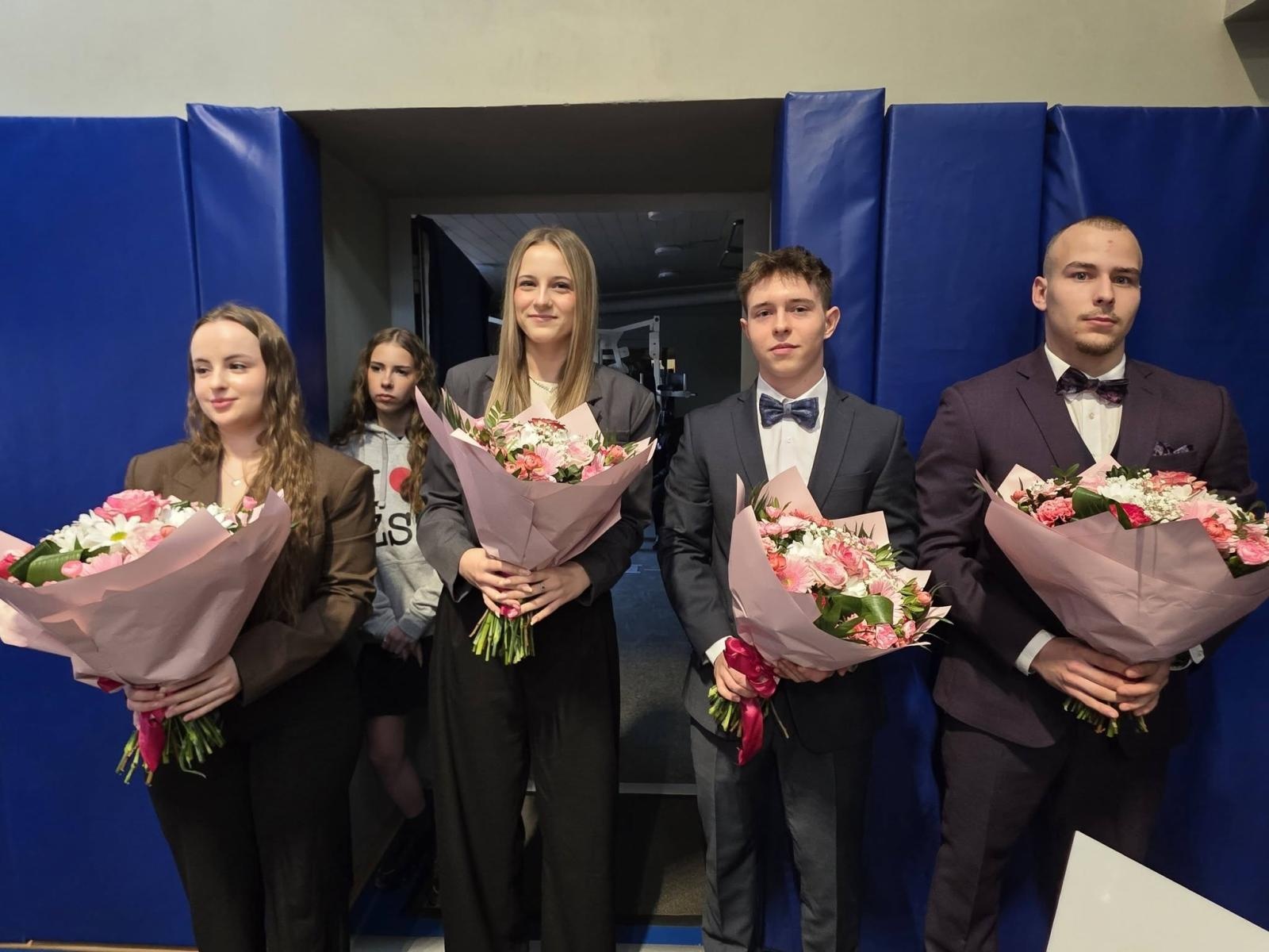 Zdjęcie w galerii na portalu naszwodzislaw.com: Ostatni dzwonek i nowy początek. Maturzyści szkół powiatu wodzisławskiego żegnają szkołę wiadomości z regionu