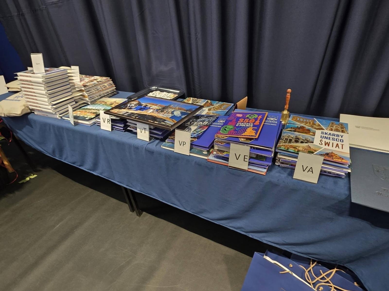 Zdjęcie w galerii na portalu naszwodzislaw.com: Ostatni dzwonek i nowy początek. Maturzyści szkół powiatu wodzisławskiego żegnają szkołę wiadomości z regionu