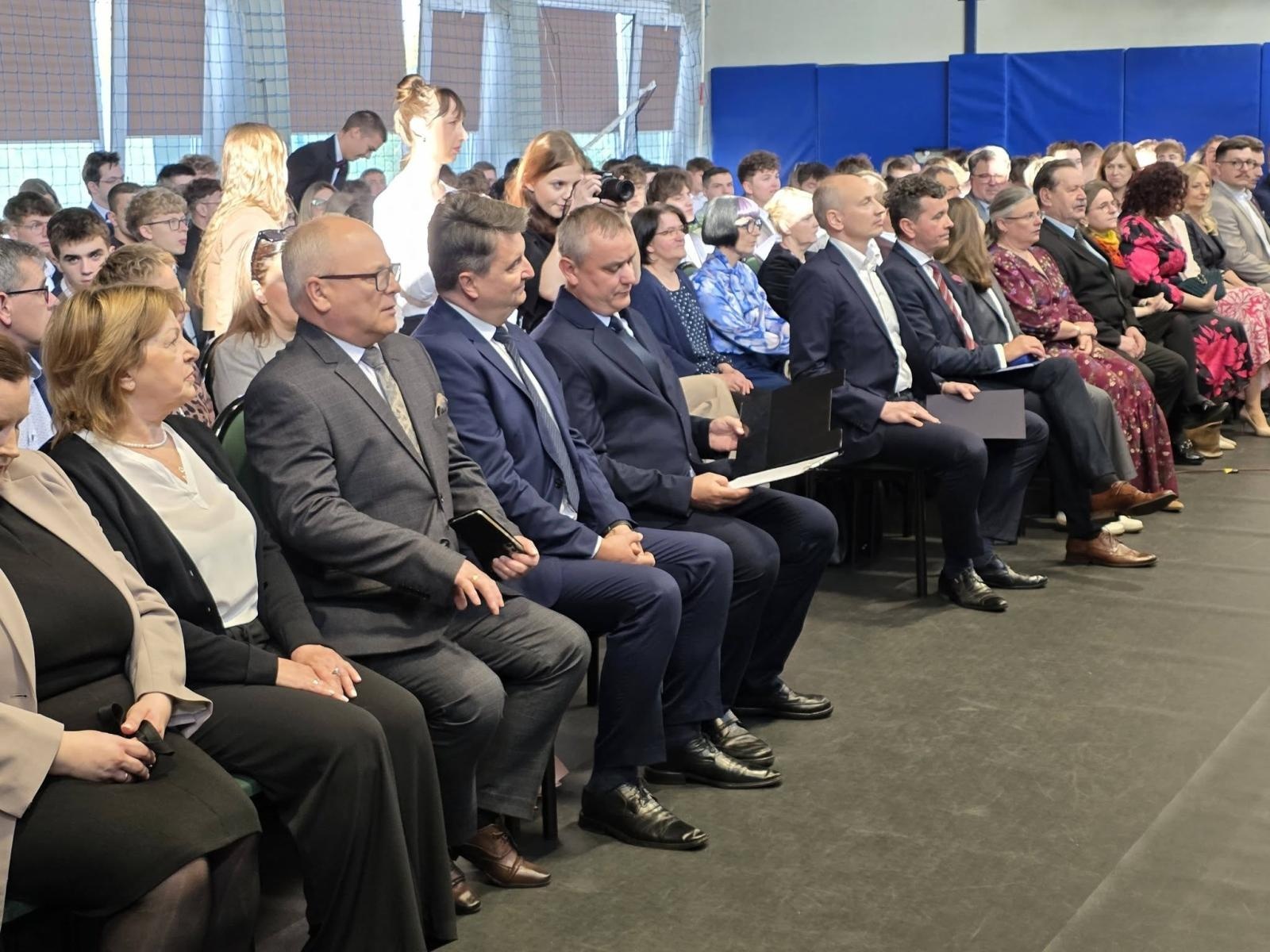 Zdjęcie w galerii na portalu naszwodzislaw.com: Ostatni dzwonek i nowy początek. Maturzyści szkół powiatu wodzisławskiego żegnają szkołę wiadomości z regionu