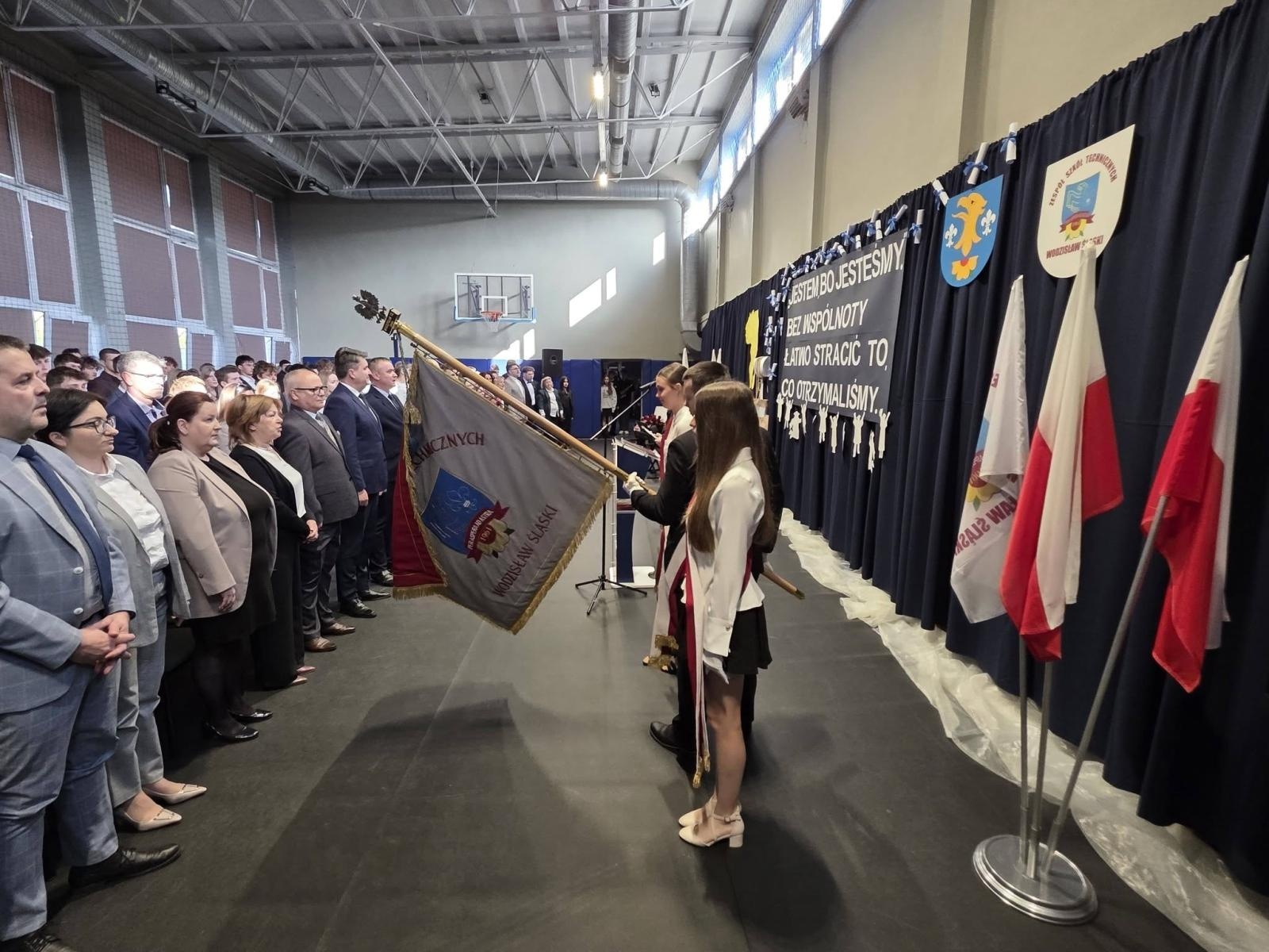 Zdjęcie w galerii na portalu naszwodzislaw.com: Ostatni dzwonek i nowy początek. Maturzyści szkół powiatu wodzisławskiego żegnają szkołę wiadomości z regionu