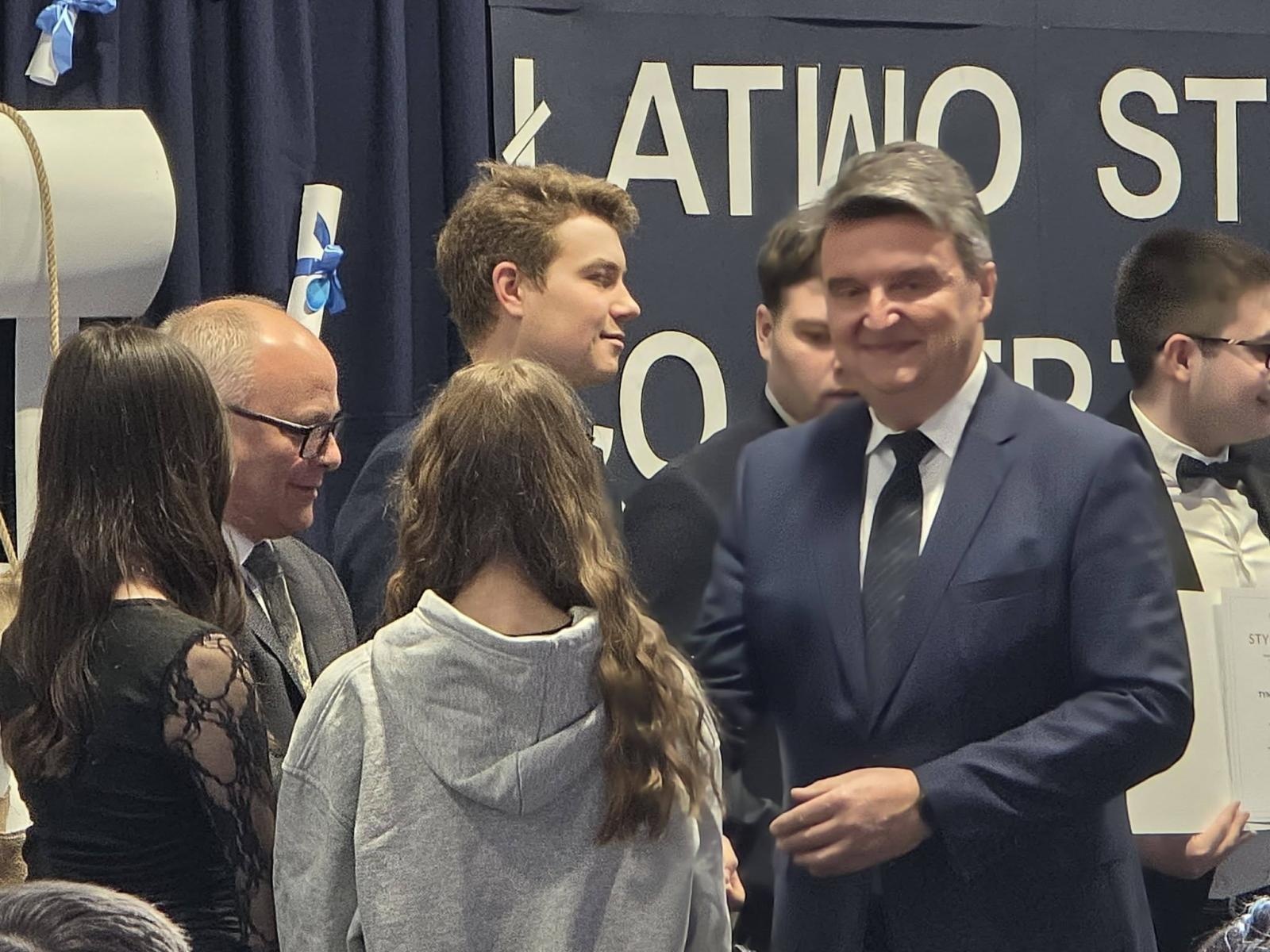 Zdjęcie w galerii na portalu naszwodzislaw.com: Ostatni dzwonek i nowy początek. Maturzyści szkół powiatu wodzisławskiego żegnają szkołę wiadomości z regionu