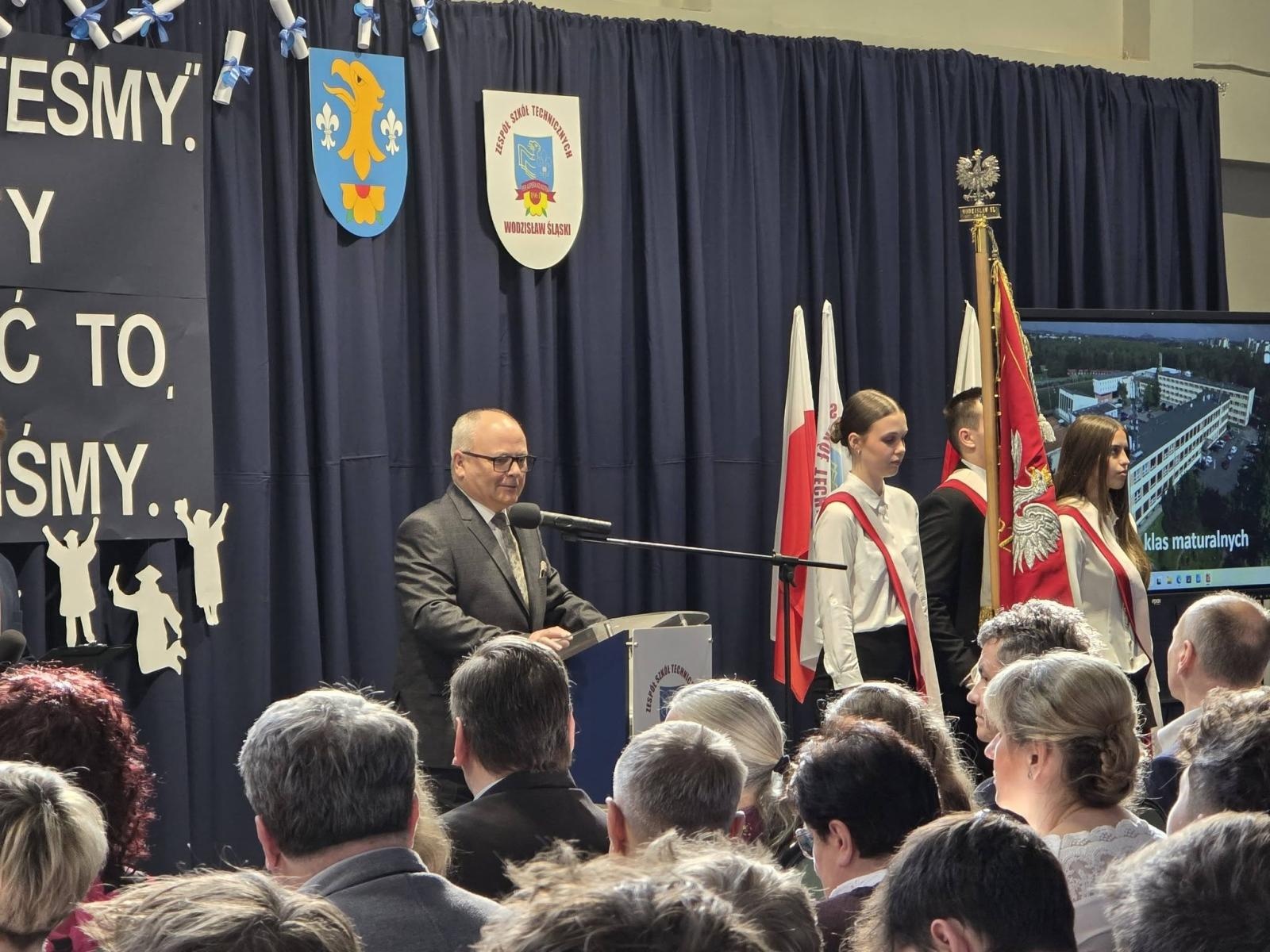 Zdjęcie w galerii na portalu naszwodzislaw.com: Ostatni dzwonek i nowy początek. Maturzyści szkół powiatu wodzisławskiego żegnają szkołę wiadomości z regionu