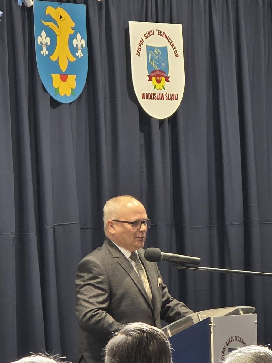 Zdjęcie w galerii na portalu naszwodzislaw.com: Ostatni dzwonek i nowy początek. Maturzyści szkół powiatu wodzisławskiego żegnają szkołę wiadomości z regionu