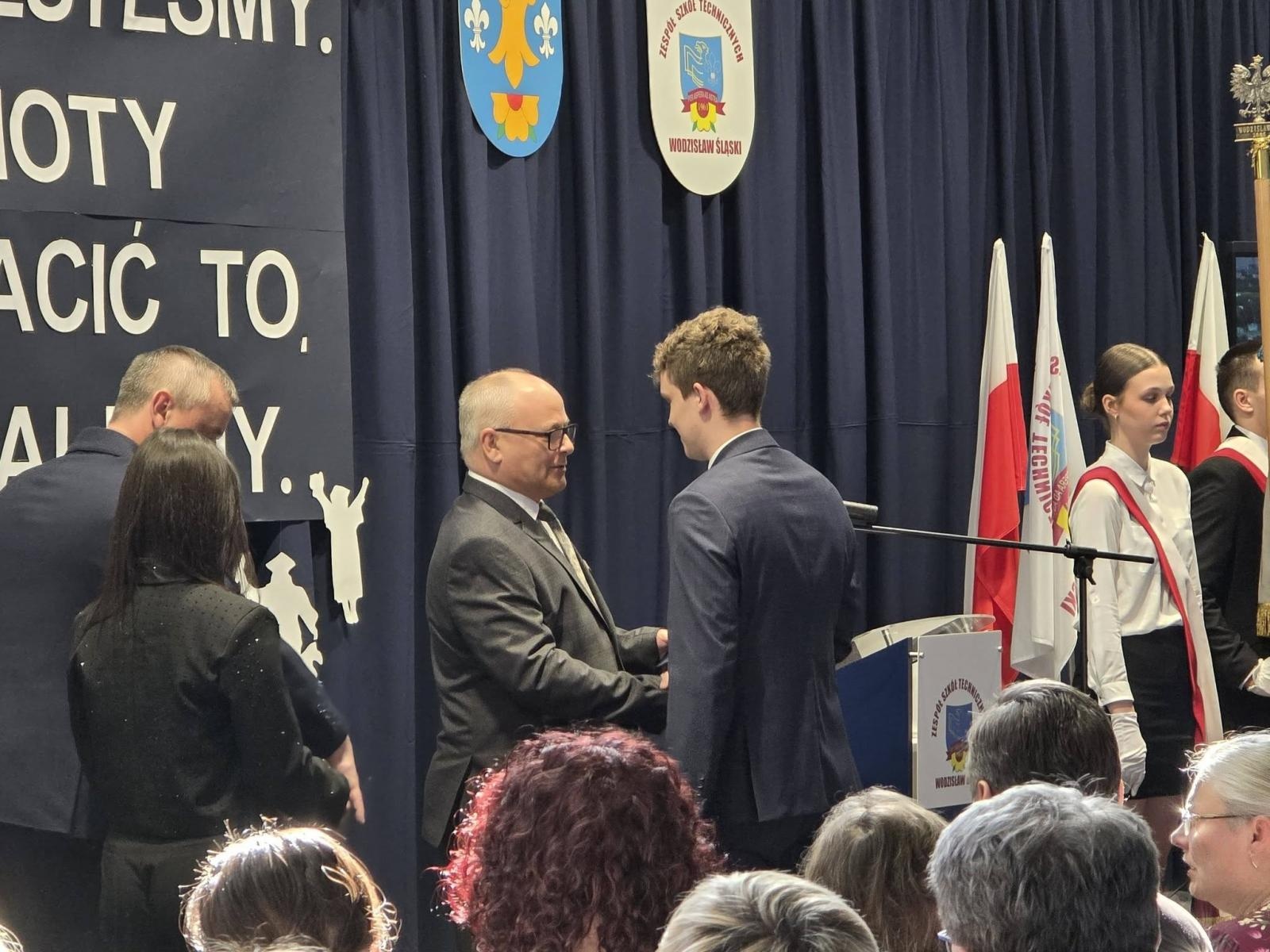 Zdjęcie w galerii na portalu naszwodzislaw.com: Ostatni dzwonek i nowy początek. Maturzyści szkół powiatu wodzisławskiego żegnają szkołę wiadomości z regionu