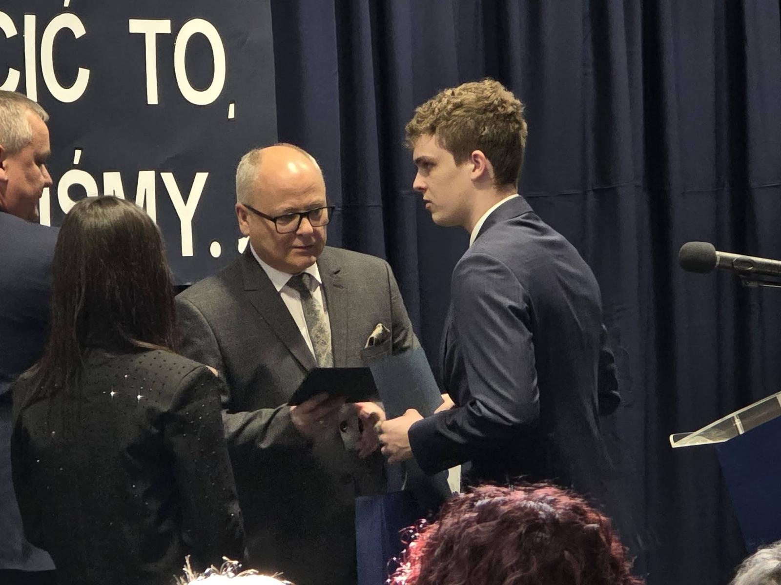 Zdjęcie w galerii na portalu naszwodzislaw.com: Ostatni dzwonek i nowy początek. Maturzyści szkół powiatu wodzisławskiego żegnają szkołę wiadomości z regionu