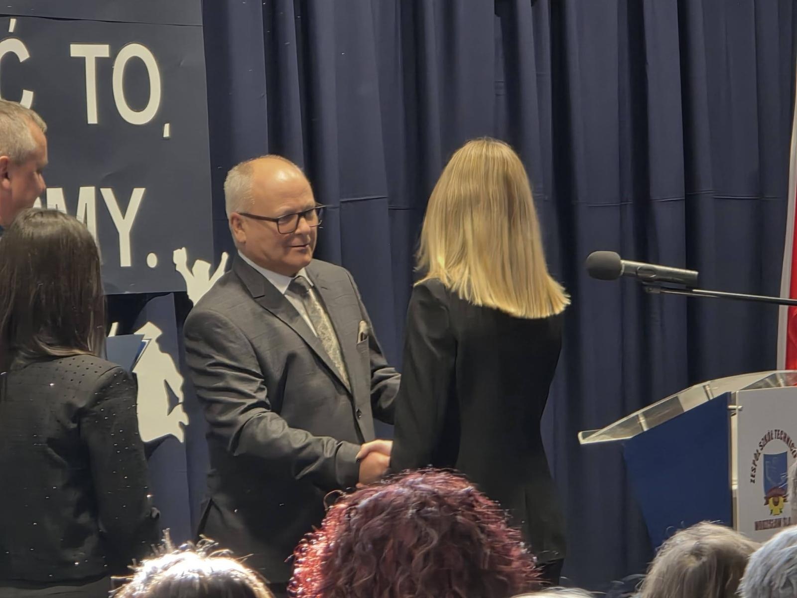 Zdjęcie w galerii na portalu naszwodzislaw.com: Ostatni dzwonek i nowy początek. Maturzyści szkół powiatu wodzisławskiego żegnają szkołę wiadomości z regionu