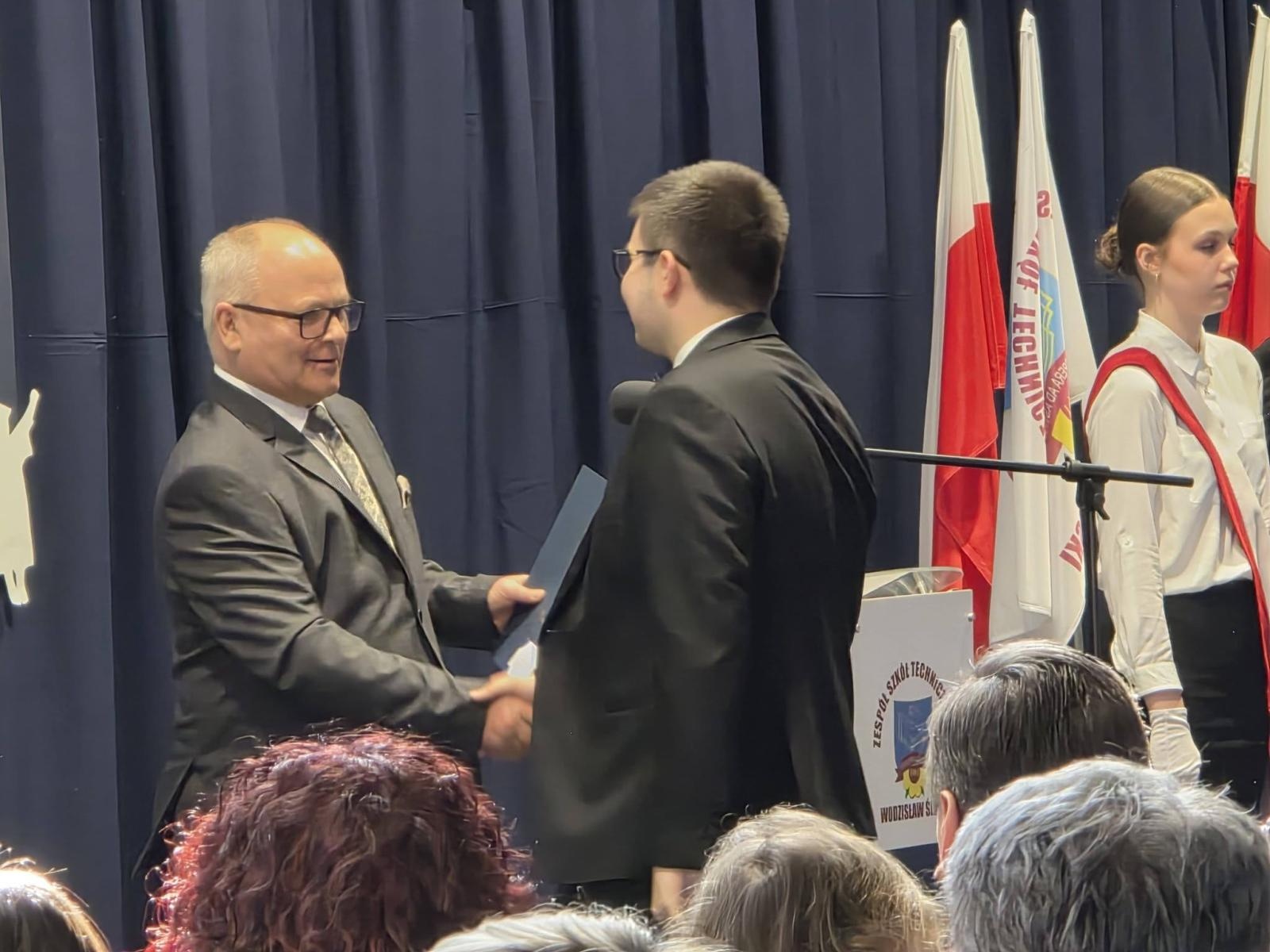 Zdjęcie w galerii na portalu naszwodzislaw.com: Ostatni dzwonek i nowy początek. Maturzyści szkół powiatu wodzisławskiego żegnają szkołę wiadomości z regionu