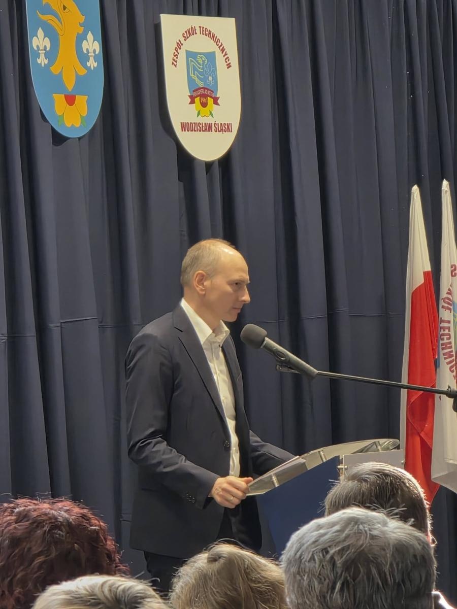 Zdjęcie w galerii na portalu naszwodzislaw.com: Ostatni dzwonek i nowy początek. Maturzyści szkół powiatu wodzisławskiego żegnają szkołę wiadomości z regionu