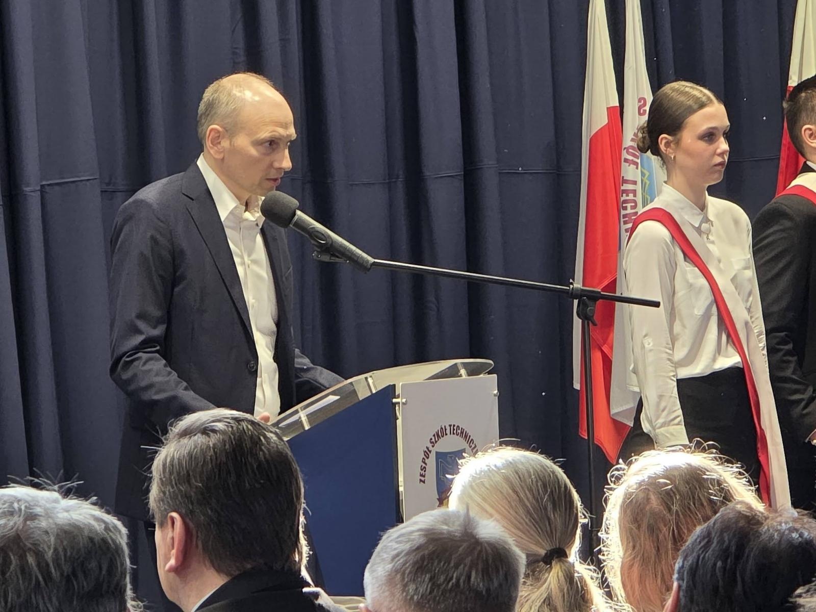 Zdjęcie w galerii na portalu naszwodzislaw.com: Ostatni dzwonek i nowy początek. Maturzyści szkół powiatu wodzisławskiego żegnają szkołę wiadomości z regionu