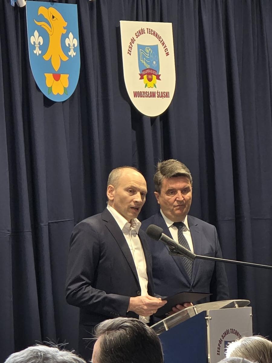 Zdjęcie w galerii na portalu naszwodzislaw.com: Ostatni dzwonek i nowy początek. Maturzyści szkół powiatu wodzisławskiego żegnają szkołę wiadomości z regionu