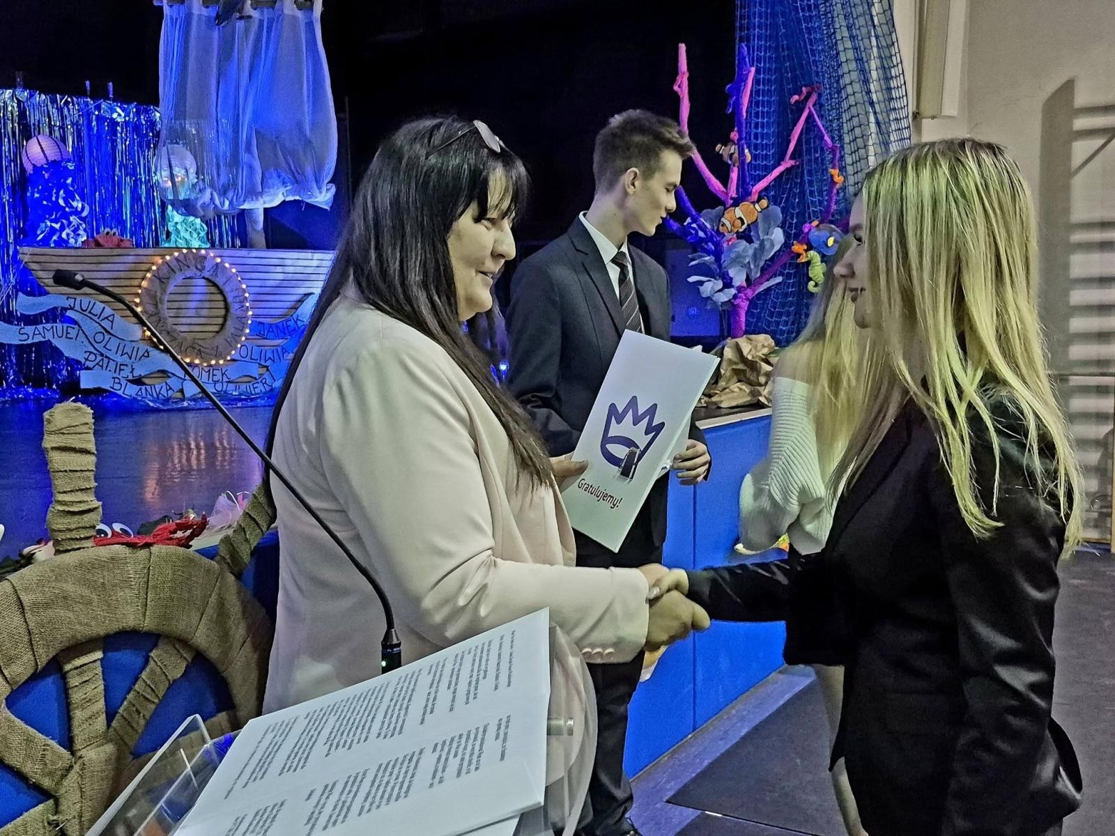 Zdjęcie w galerii na portalu naszwodzislaw.com: Wybierz kurs na marzenia. Maturzyści z Pszowa żegnają szkołę wiadomości z regionu