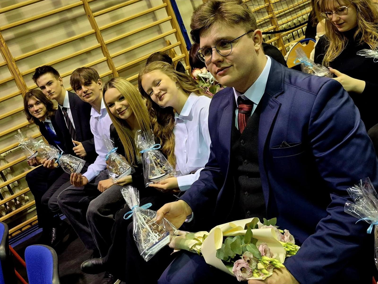 Zdjęcie w galerii na portalu naszwodzislaw.com: Wybierz kurs na marzenia. Maturzyści z Pszowa żegnają szkołę wiadomości z regionu