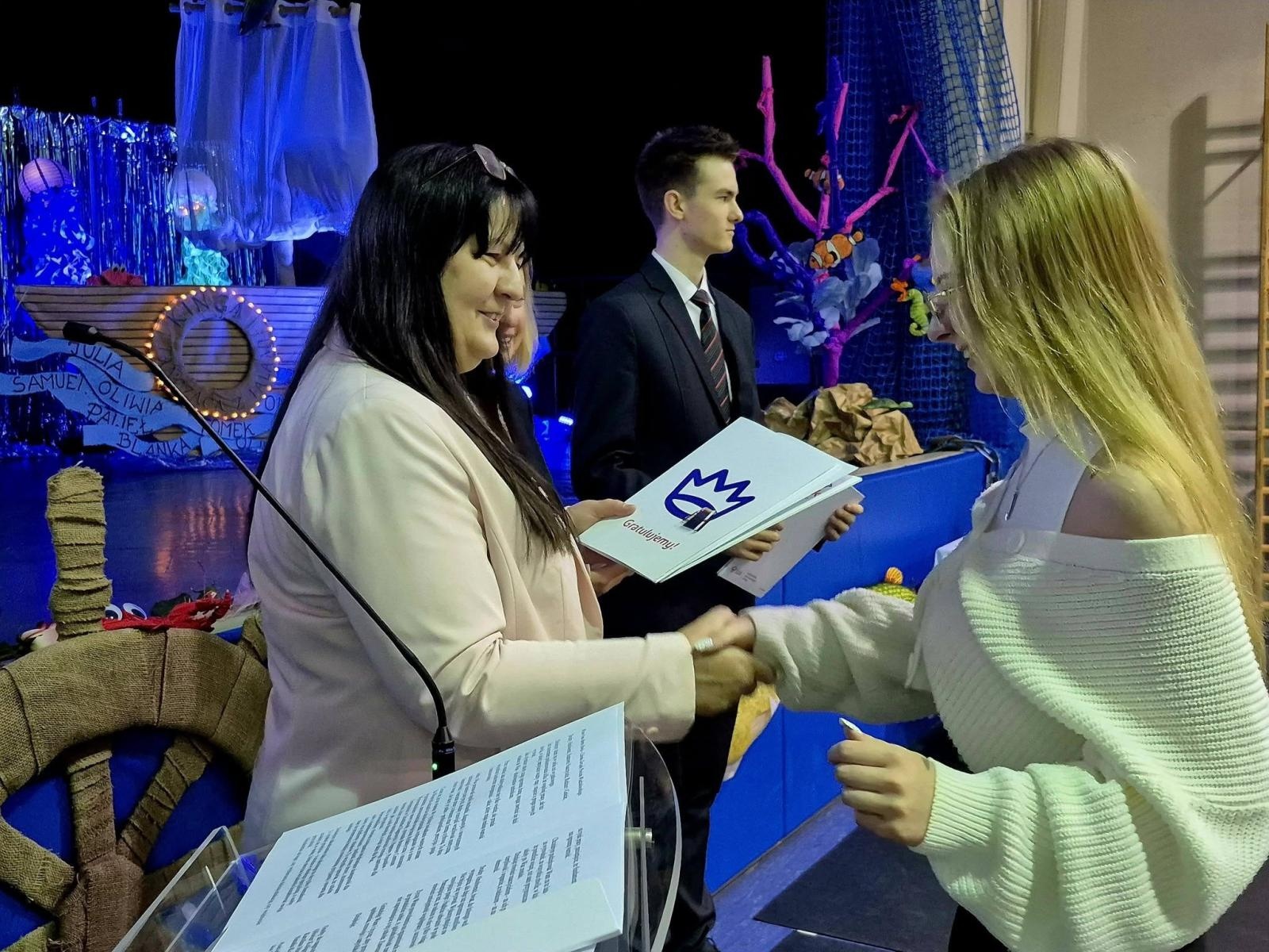 Zdjęcie w galerii na portalu naszwodzislaw.com: Wybierz kurs na marzenia. Maturzyści z Pszowa żegnają szkołę wiadomości z regionu