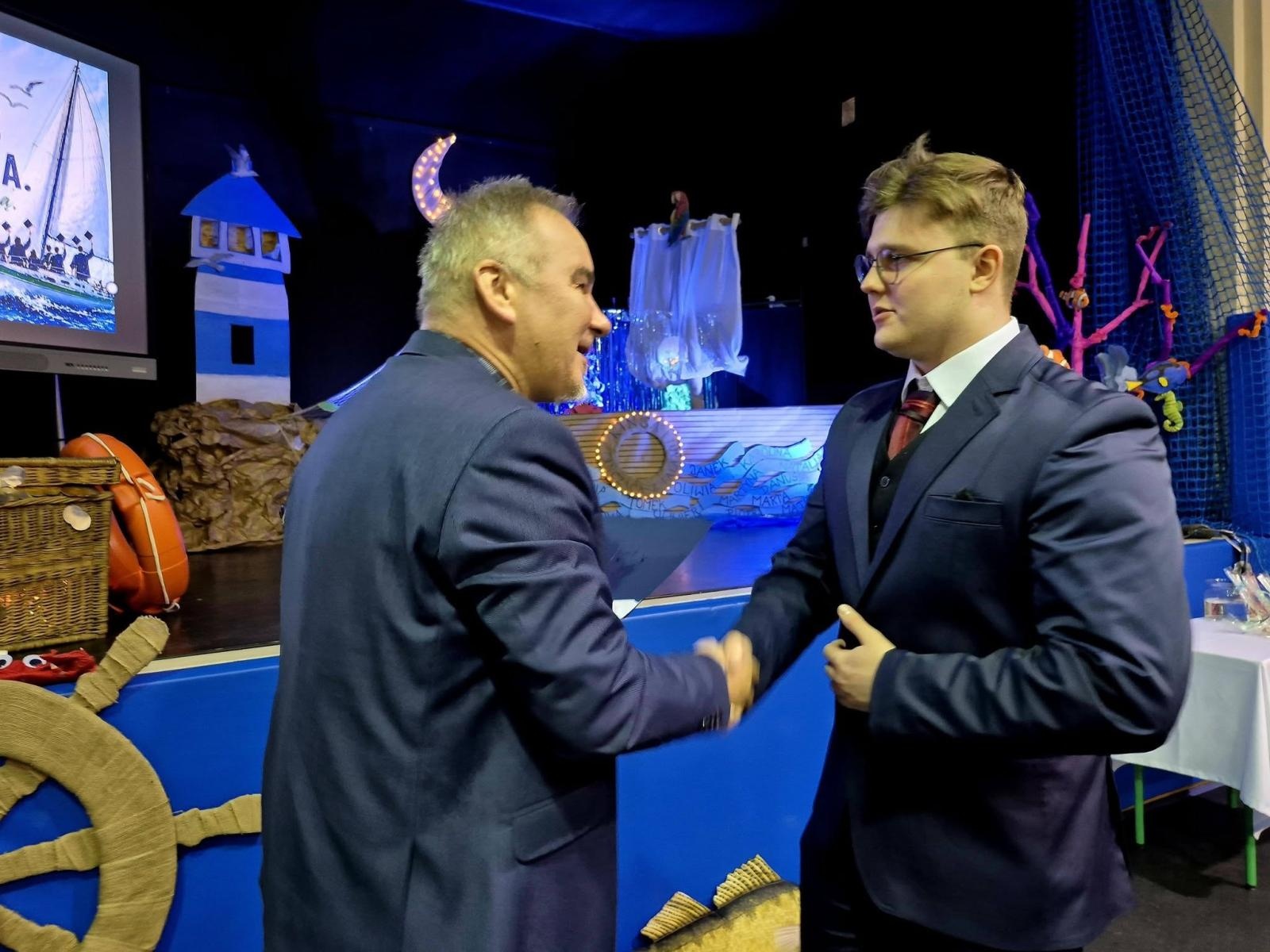 Zdjęcie w galerii na portalu naszwodzislaw.com: Wybierz kurs na marzenia. Maturzyści z Pszowa żegnają szkołę wiadomości z regionu