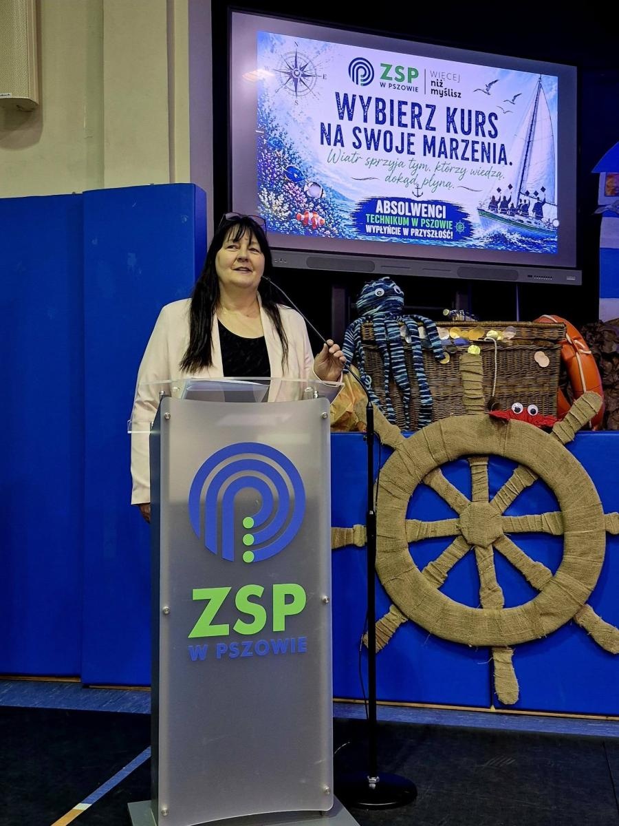 Zdjęcie w galerii na portalu naszwodzislaw.com: Wybierz kurs na marzenia. Maturzyści z Pszowa żegnają szkołę wiadomości z regionu
