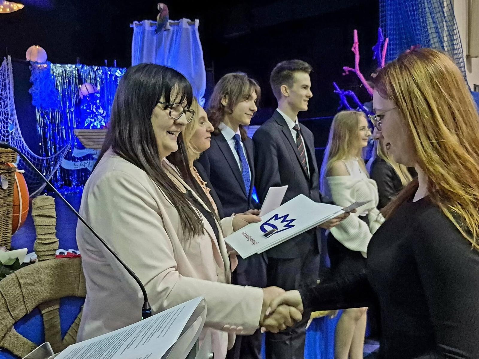 Zdjęcie w galerii na portalu naszwodzislaw.com: Wybierz kurs na marzenia. Maturzyści z Pszowa żegnają szkołę wiadomości z regionu