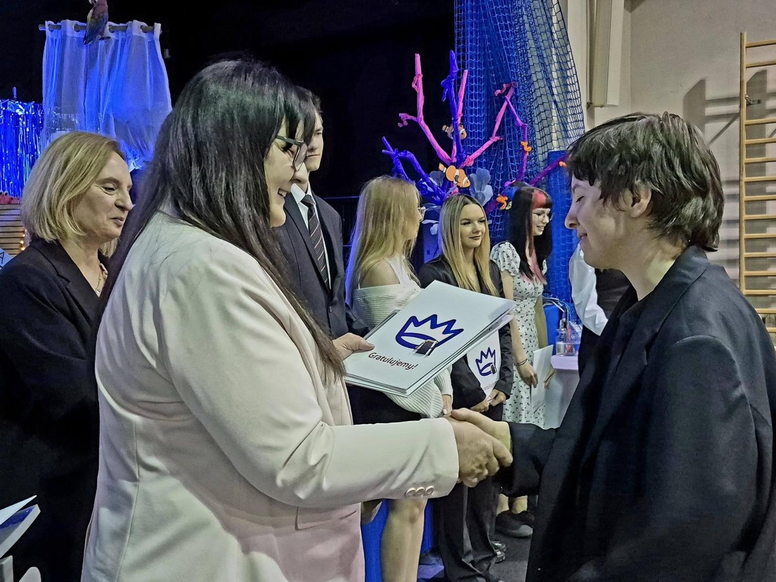 Zdjęcie w galerii na portalu naszwodzislaw.com: Wybierz kurs na marzenia. Maturzyści z Pszowa żegnają szkołę wiadomości z regionu