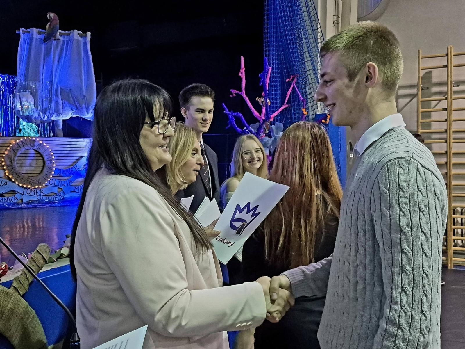 Zdjęcie w galerii na portalu naszwodzislaw.com: Wybierz kurs na marzenia. Maturzyści z Pszowa żegnają szkołę wiadomości z regionu