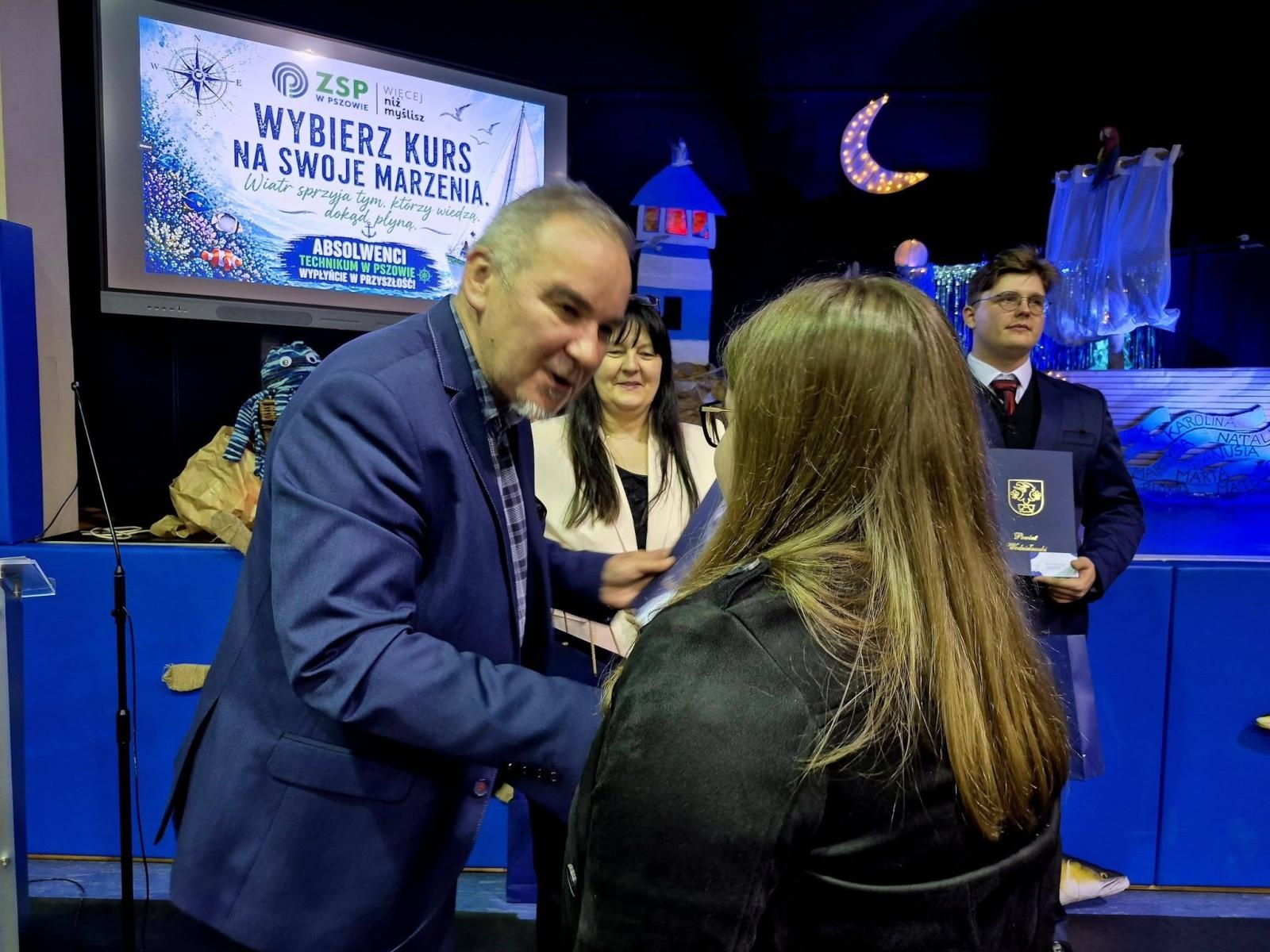 Zdjęcie w galerii na portalu naszwodzislaw.com: Wybierz kurs na marzenia. Maturzyści z Pszowa żegnają szkołę wiadomości z regionu