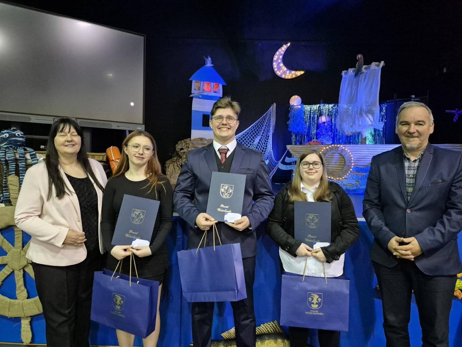 Zdjęcie w galerii na portalu naszwodzislaw.com: Wybierz kurs na marzenia. Maturzyści z Pszowa żegnają szkołę wiadomości z regionu