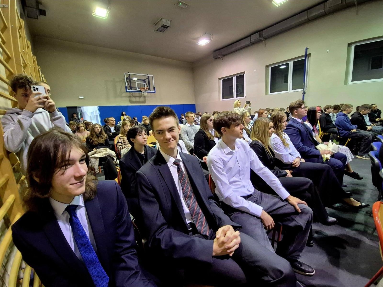 Zdjęcie w galerii na portalu naszwodzislaw.com: Wybierz kurs na marzenia. Maturzyści z Pszowa żegnają szkołę wiadomości z regionu