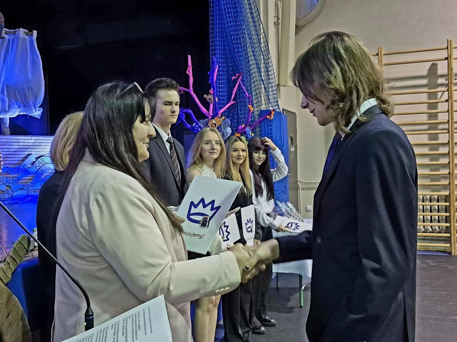 Zdjęcie w galerii na portalu naszwodzislaw.com: Wybierz kurs na marzenia. Maturzyści z Pszowa żegnają szkołę wiadomości z regionu