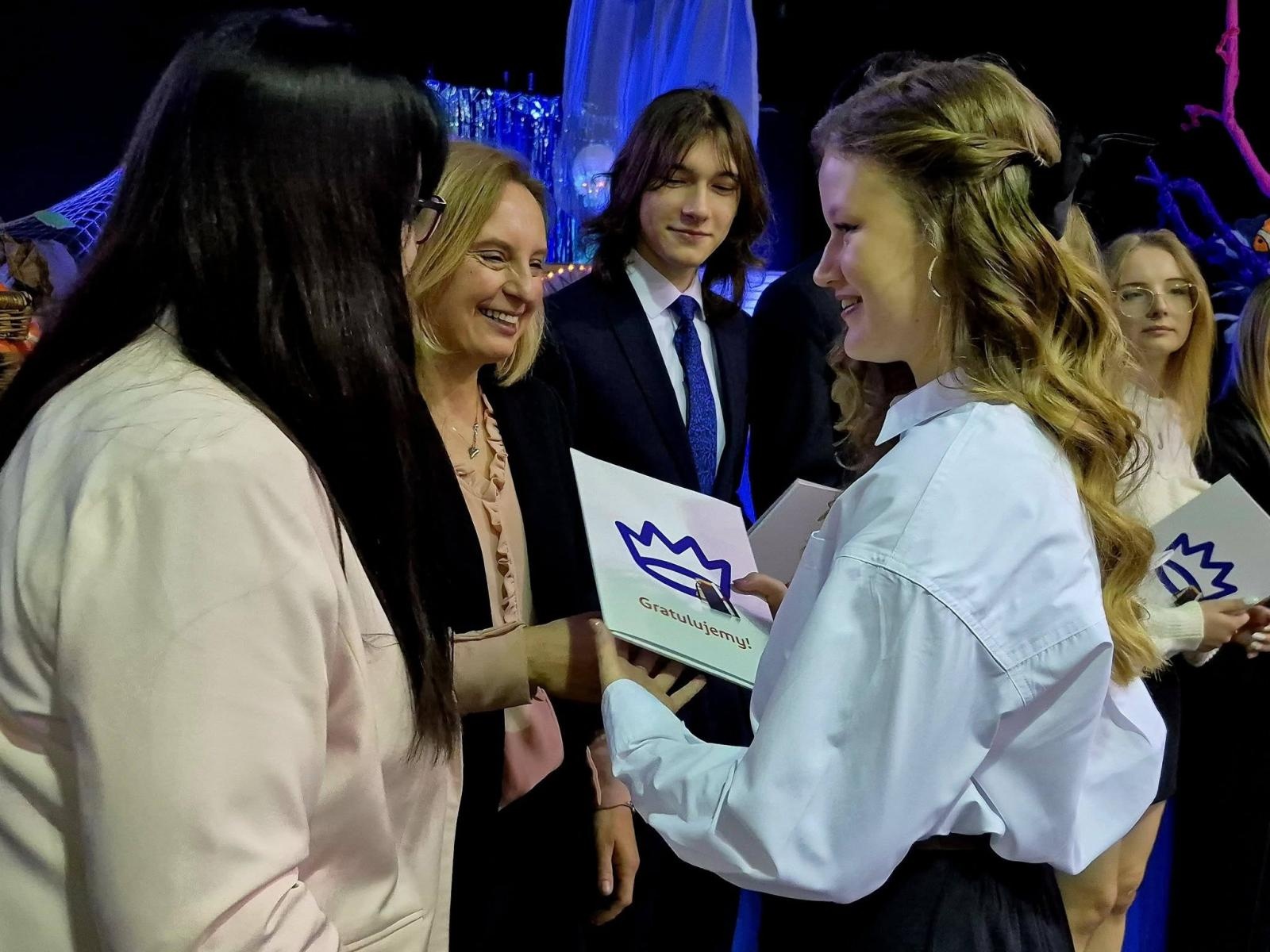 Zdjęcie w galerii na portalu naszwodzislaw.com: Wybierz kurs na marzenia. Maturzyści z Pszowa żegnają szkołę wiadomości z regionu