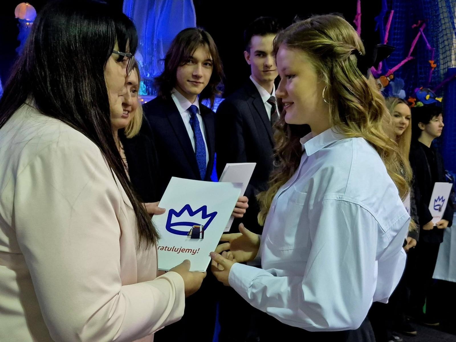 Zdjęcie w galerii na portalu naszwodzislaw.com: Wybierz kurs na marzenia. Maturzyści z Pszowa żegnają szkołę wiadomości z regionu