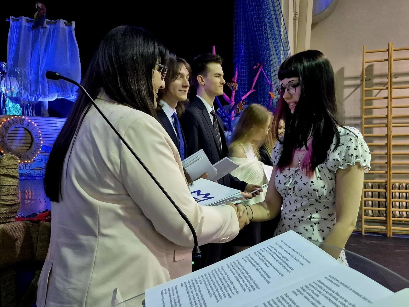 Zdjęcie w galerii na portalu naszwodzislaw.com: Wybierz kurs na marzenia. Maturzyści z Pszowa żegnają szkołę wiadomości z regionu