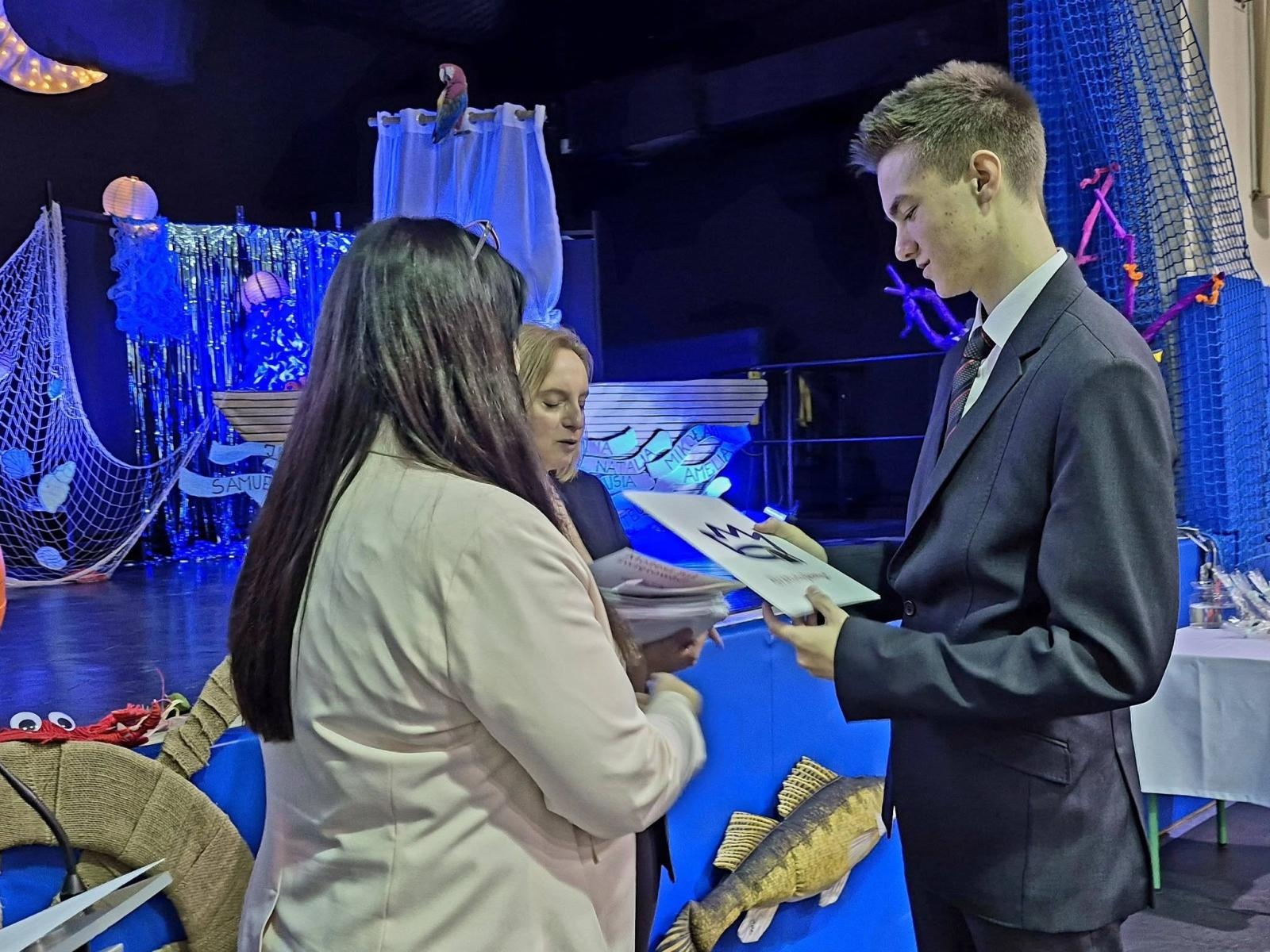 Zdjęcie w galerii na portalu naszwodzislaw.com: Wybierz kurs na marzenia. Maturzyści z Pszowa żegnają szkołę wiadomości z regionu