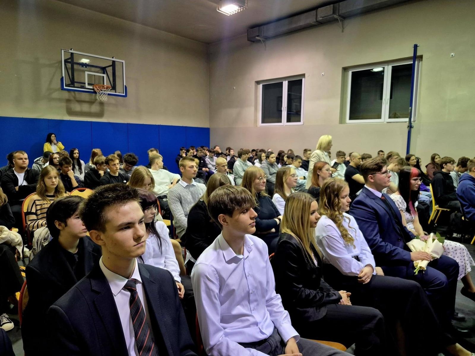 Zdjęcie w galerii na portalu naszwodzislaw.com: Wybierz kurs na marzenia. Maturzyści z Pszowa żegnają szkołę wiadomości z regionu