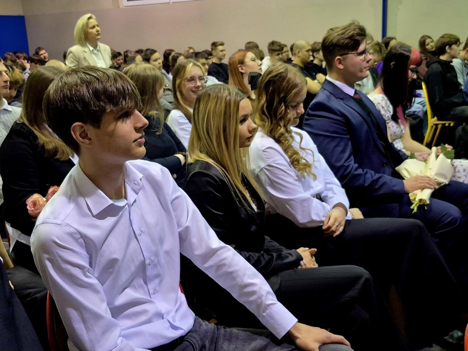 Zdjęcie w galerii na portalu naszwodzislaw.com: Wybierz kurs na marzenia. Maturzyści z Pszowa żegnają szkołę wiadomości z regionu