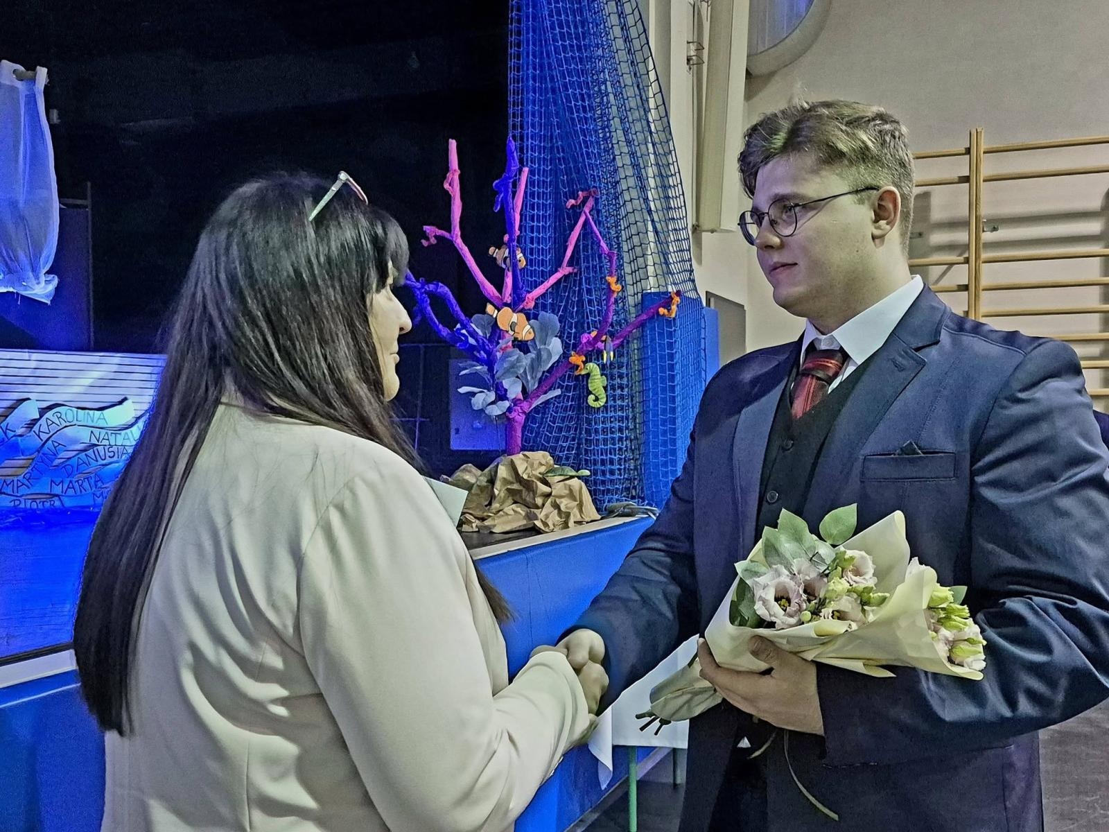 Zdjęcie w galerii na portalu naszwodzislaw.com: Wybierz kurs na marzenia. Maturzyści z Pszowa żegnają szkołę wiadomości z regionu