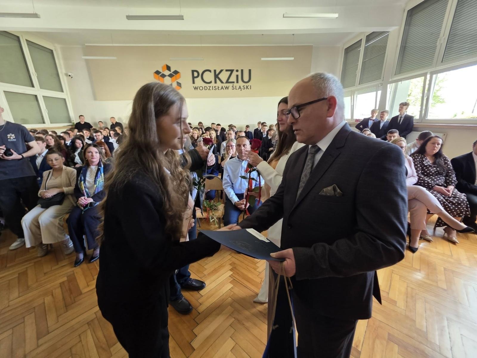 Zdjęcie w galerii na portalu naszwodzislaw.com: Przyszłość należy do tych, którzy wierzą w marzenia. Pożegnanie maturzystów w PCKZiU wiadomości z regionu
