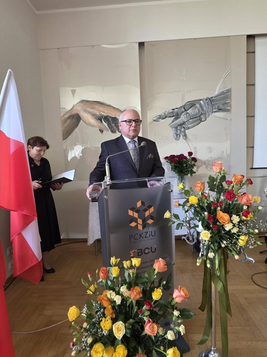 Zdjęcie w galerii na portalu naszwodzislaw.com: Przyszłość należy do tych, którzy wierzą w marzenia. Pożegnanie maturzystów w PCKZiU wiadomości z regionu