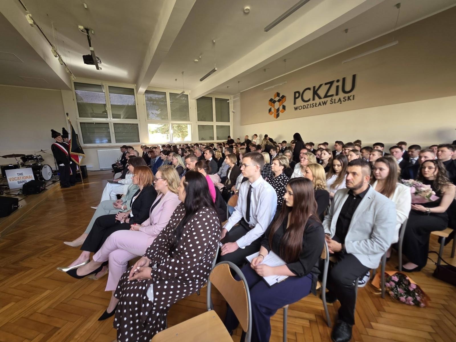 Zdjęcie w galerii na portalu naszwodzislaw.com: Przyszłość należy do tych, którzy wierzą w marzenia. Pożegnanie maturzystów w PCKZiU wiadomości z regionu