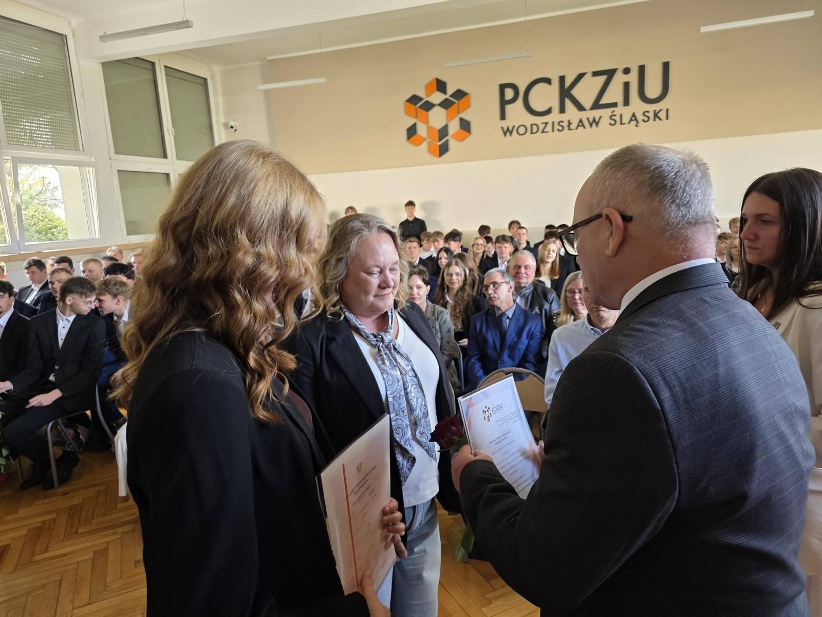 Zdjęcie w galerii na portalu naszwodzislaw.com: Przyszłość należy do tych, którzy wierzą w marzenia. Pożegnanie maturzystów w PCKZiU wiadomości z regionu