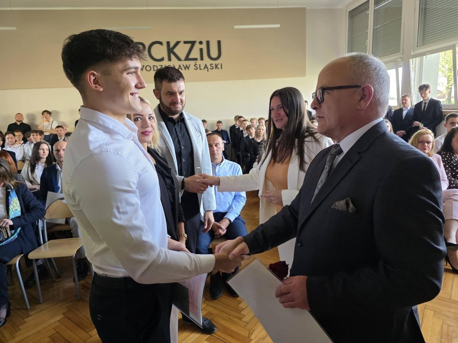 Zdjęcie w galerii na portalu naszwodzislaw.com: Przyszłość należy do tych, którzy wierzą w marzenia. Pożegnanie maturzystów w PCKZiU wiadomości z regionu