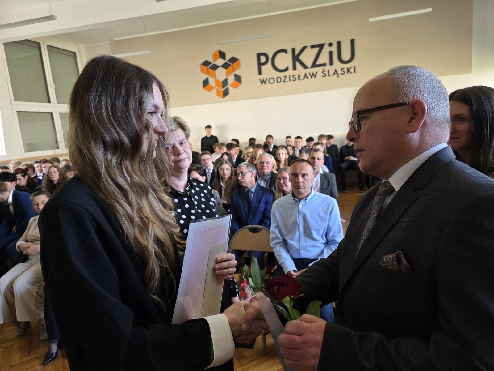 Zdjęcie w galerii na portalu naszwodzislaw.com: Przyszłość należy do tych, którzy wierzą w marzenia. Pożegnanie maturzystów w PCKZiU wiadomości z regionu