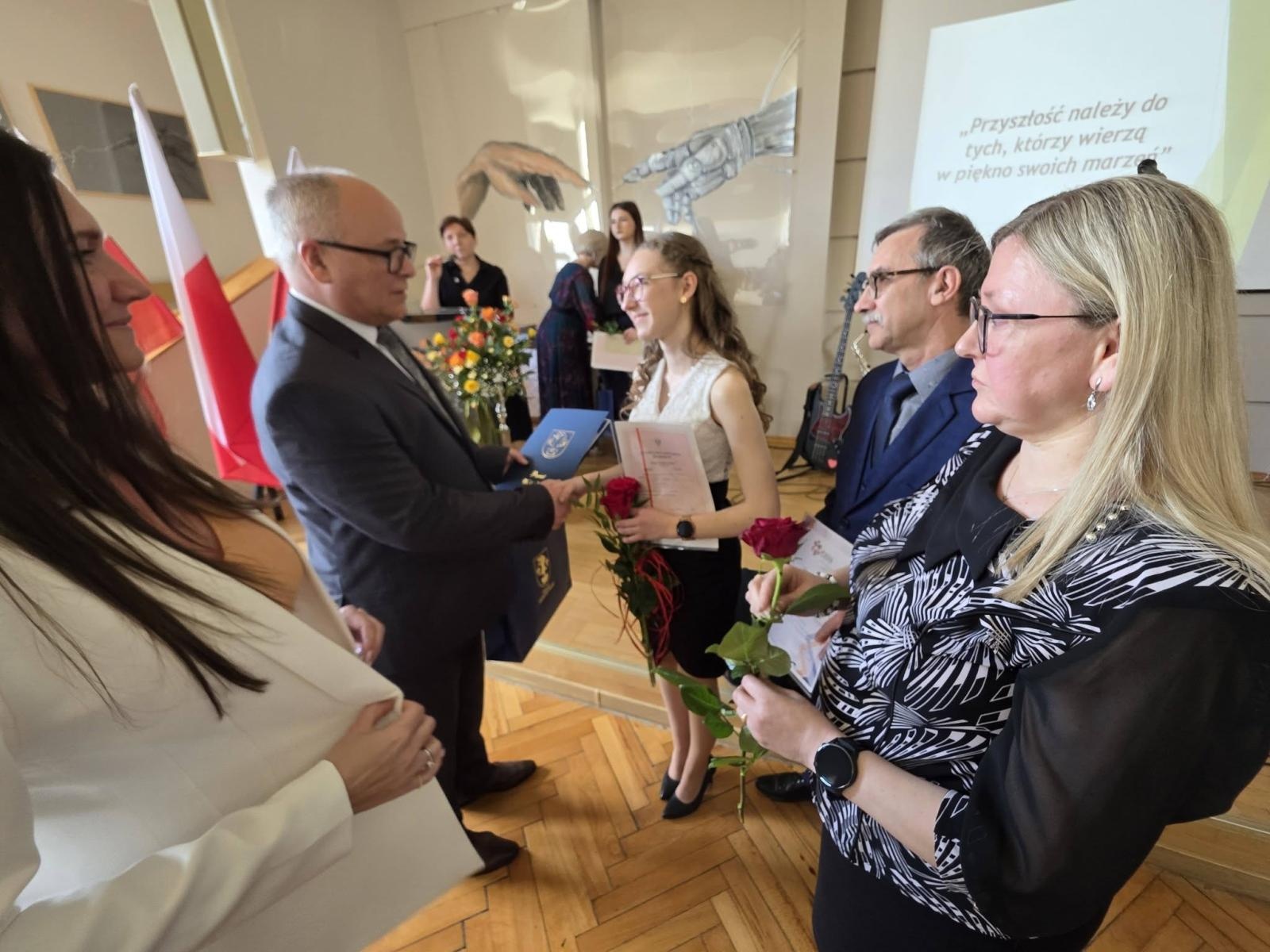 Zdjęcie w galerii na portalu naszwodzislaw.com: Przyszłość należy do tych, którzy wierzą w marzenia. Pożegnanie maturzystów w PCKZiU wiadomości z regionu