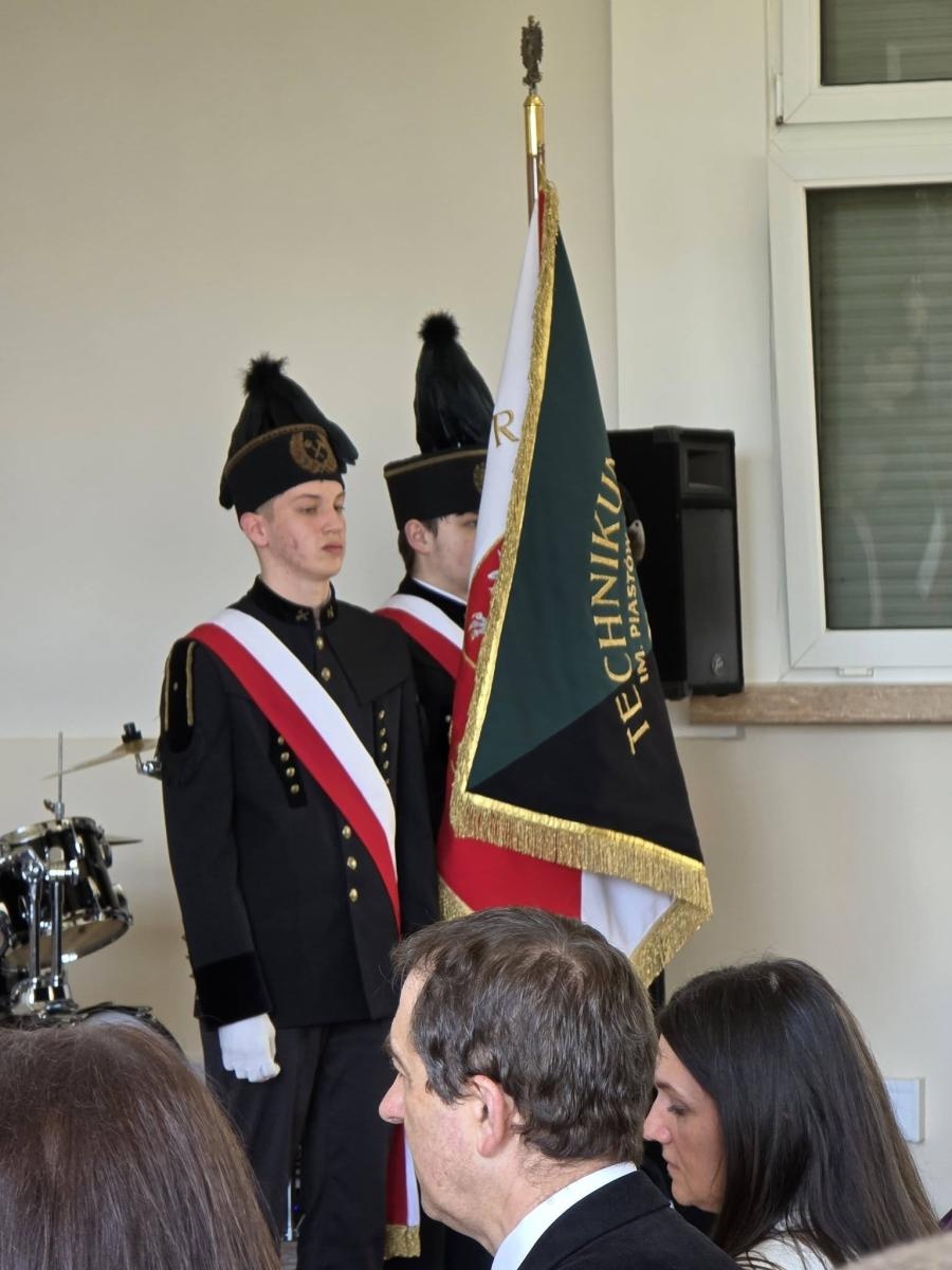 Zdjęcie w galerii na portalu naszwodzislaw.com: Przyszłość należy do tych, którzy wierzą w marzenia. Pożegnanie maturzystów w PCKZiU wiadomości z regionu