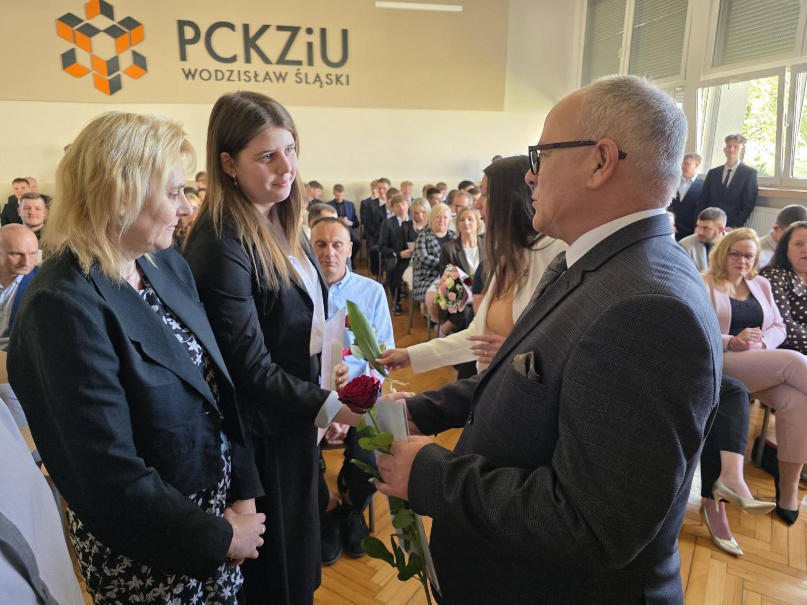 Zdjęcie w galerii na portalu naszwodzislaw.com: Przyszłość należy do tych, którzy wierzą w marzenia. Pożegnanie maturzystów w PCKZiU wiadomości z regionu