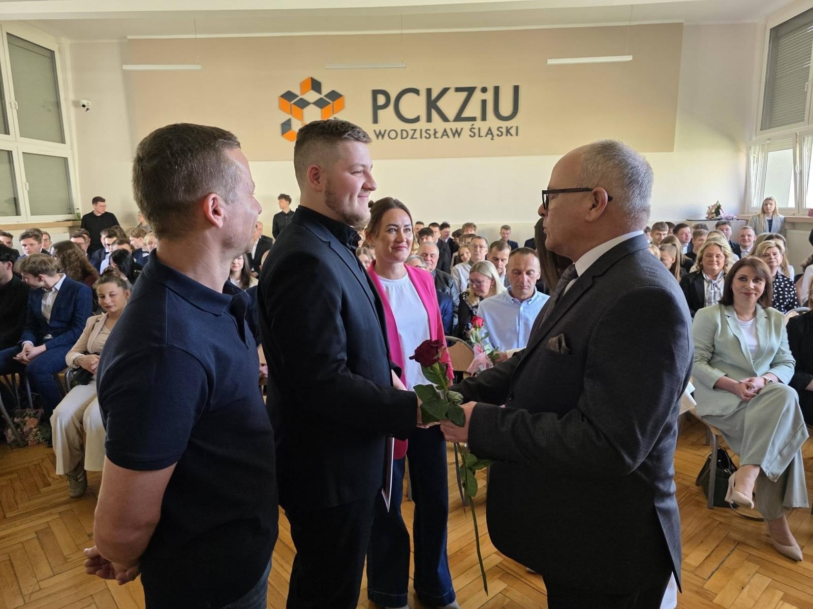 Zdjęcie w galerii na portalu naszwodzislaw.com: Przyszłość należy do tych, którzy wierzą w marzenia. Pożegnanie maturzystów w PCKZiU wiadomości z regionu