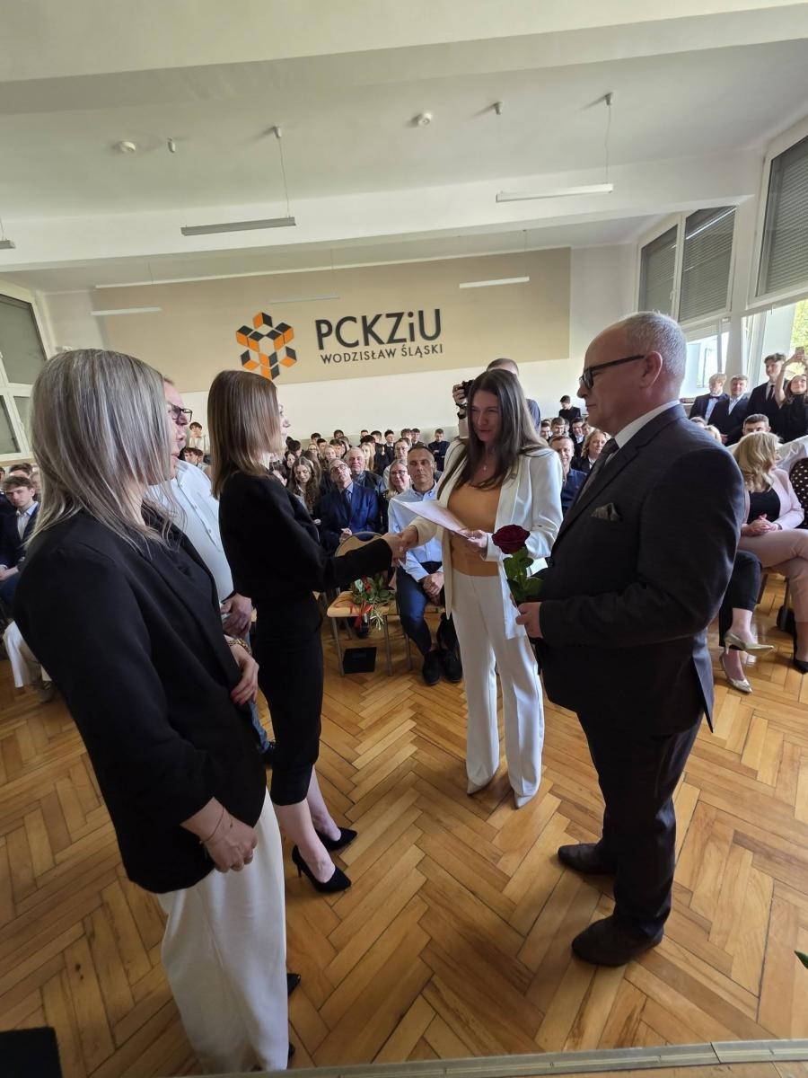 Zdjęcie w galerii na portalu naszwodzislaw.com: Przyszłość należy do tych, którzy wierzą w marzenia. Pożegnanie maturzystów w PCKZiU wiadomości z regionu