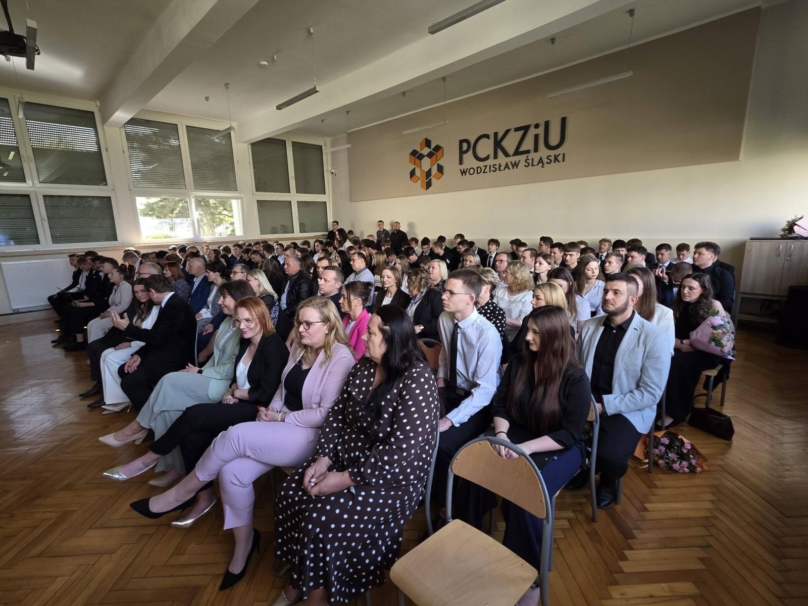 Zdjęcie w galerii na portalu naszwodzislaw.com: Przyszłość należy do tych, którzy wierzą w marzenia. Pożegnanie maturzystów w PCKZiU wiadomości z regionu