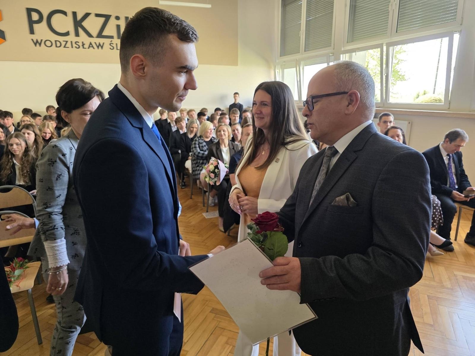 Zdjęcie w galerii na portalu naszwodzislaw.com: Przyszłość należy do tych, którzy wierzą w marzenia. Pożegnanie maturzystów w PCKZiU wiadomości z regionu